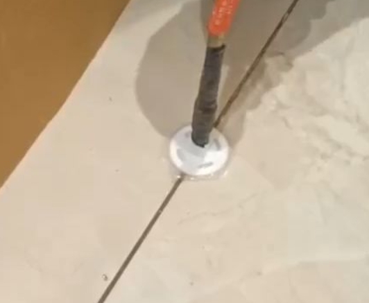 酉阳瓷砖空鼓维修公司专业解答瓷砖在铺贴过程中，如果没有涂抹均匀到位的粘结材料（如水泥砂浆或瓷砖胶），可能会导致以下问题